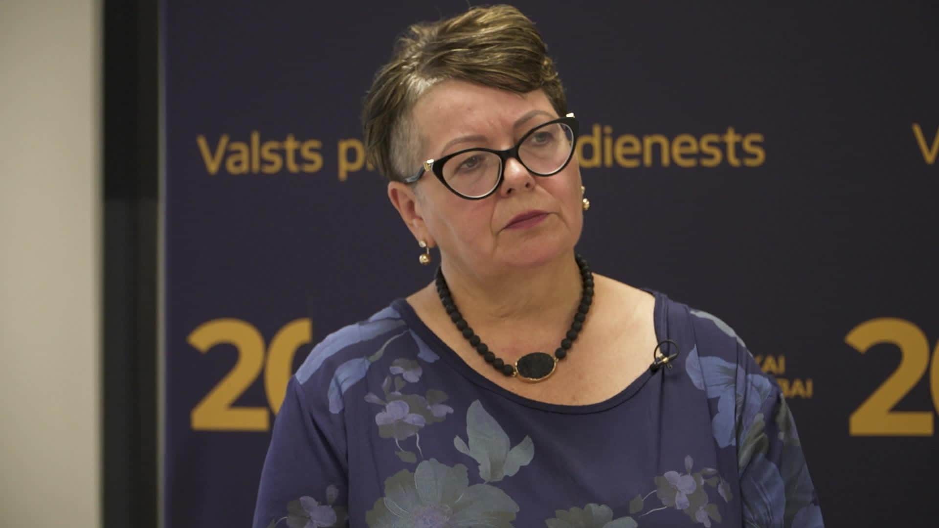 Caur ērkšķiem uz...