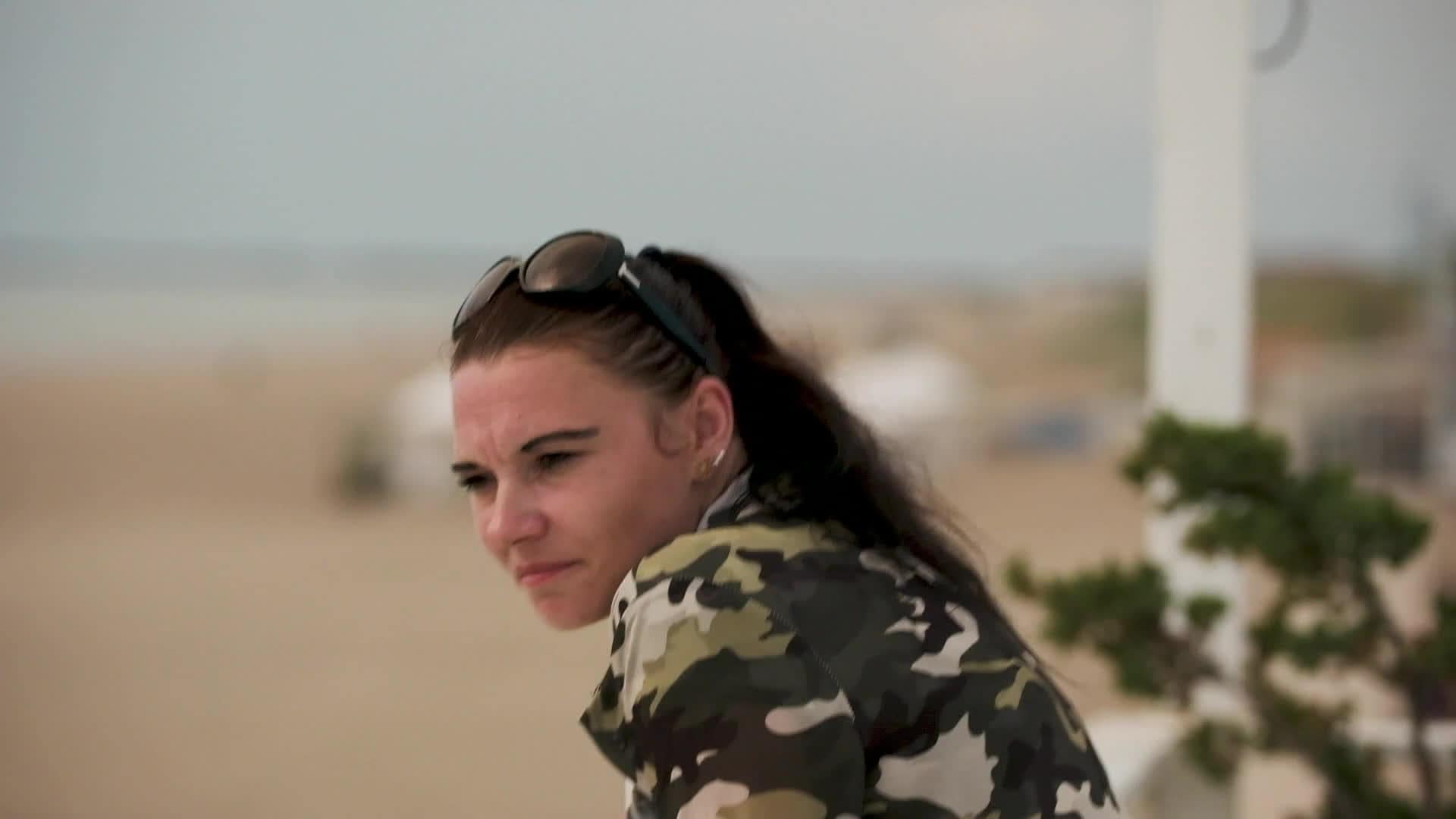 Caur ērkšķiem uz...