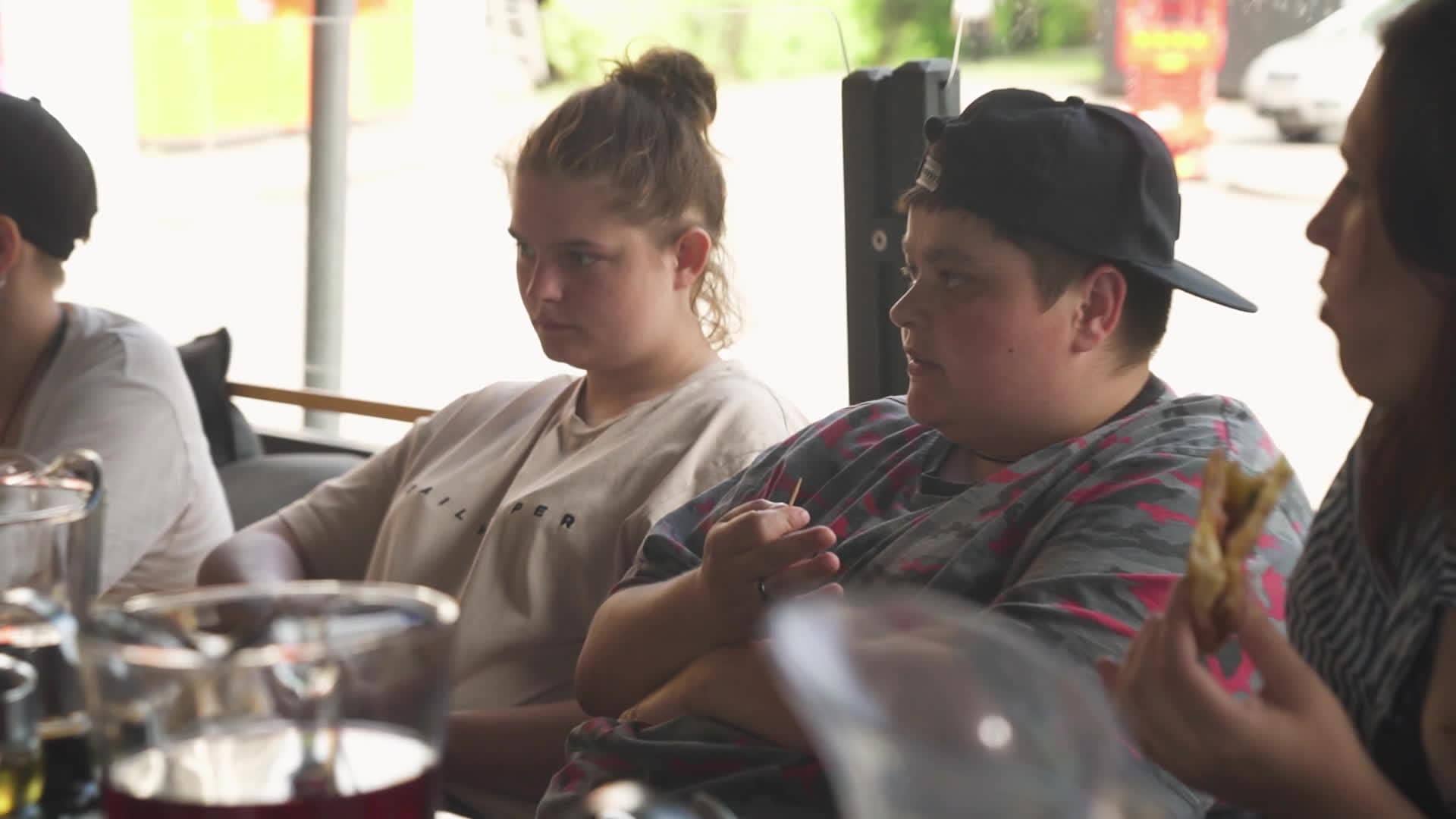 Caur ērkšķiem uz...