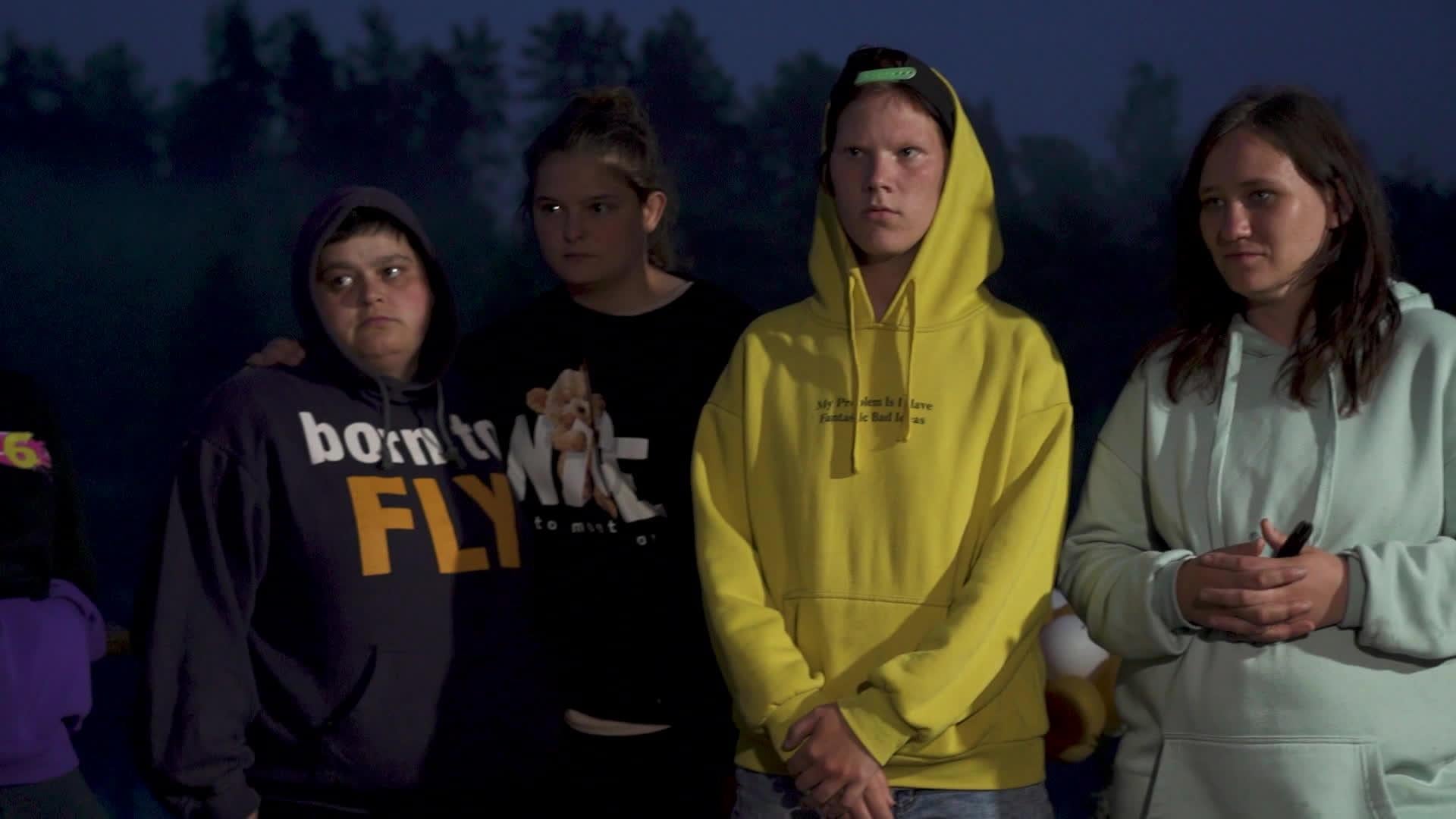 Caur ērkšķiem uz...