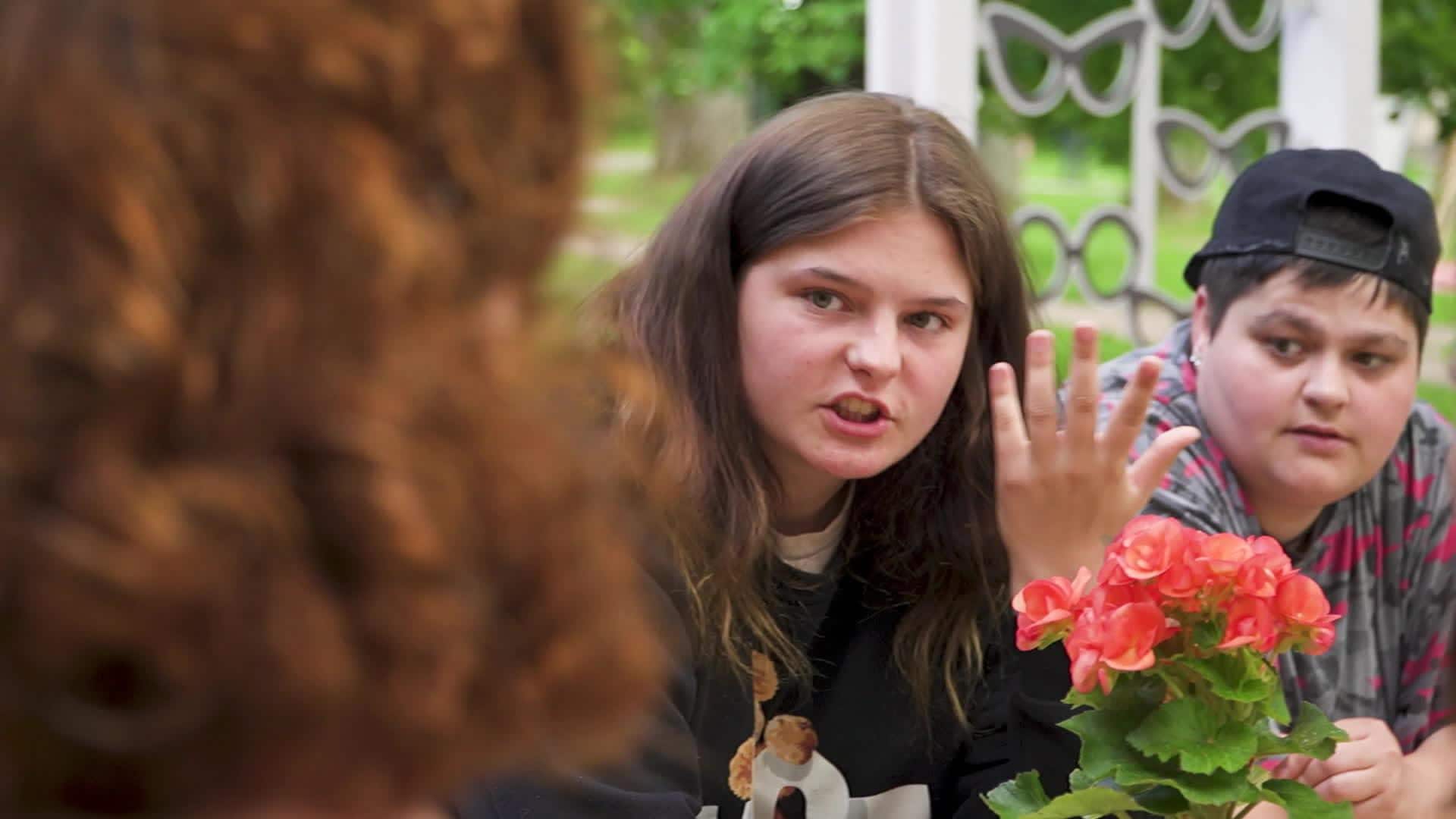 Caur ērkšķiem uz...