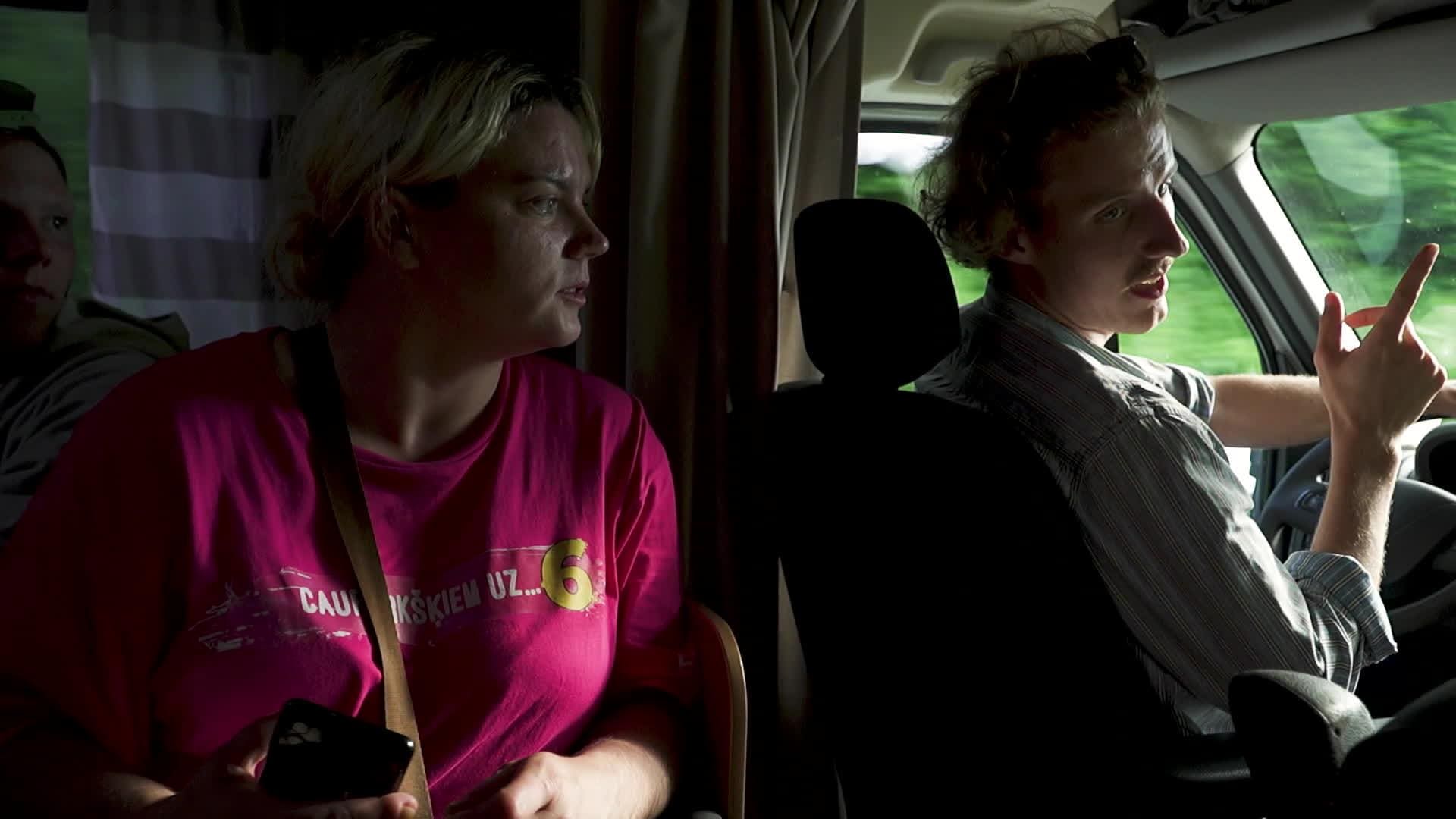 Caur ērkšķiem uz...