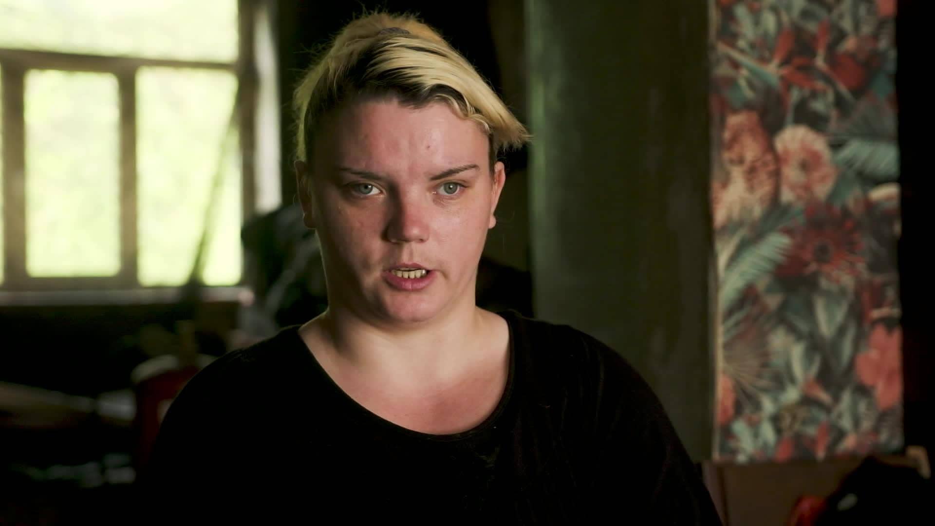 Caur ērkšķiem uz...