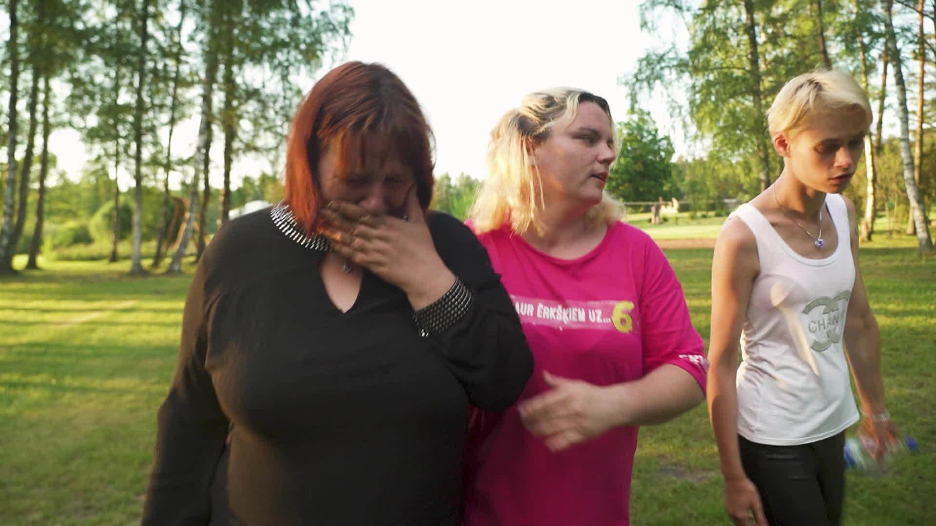 Caur ērkšķiem uz...