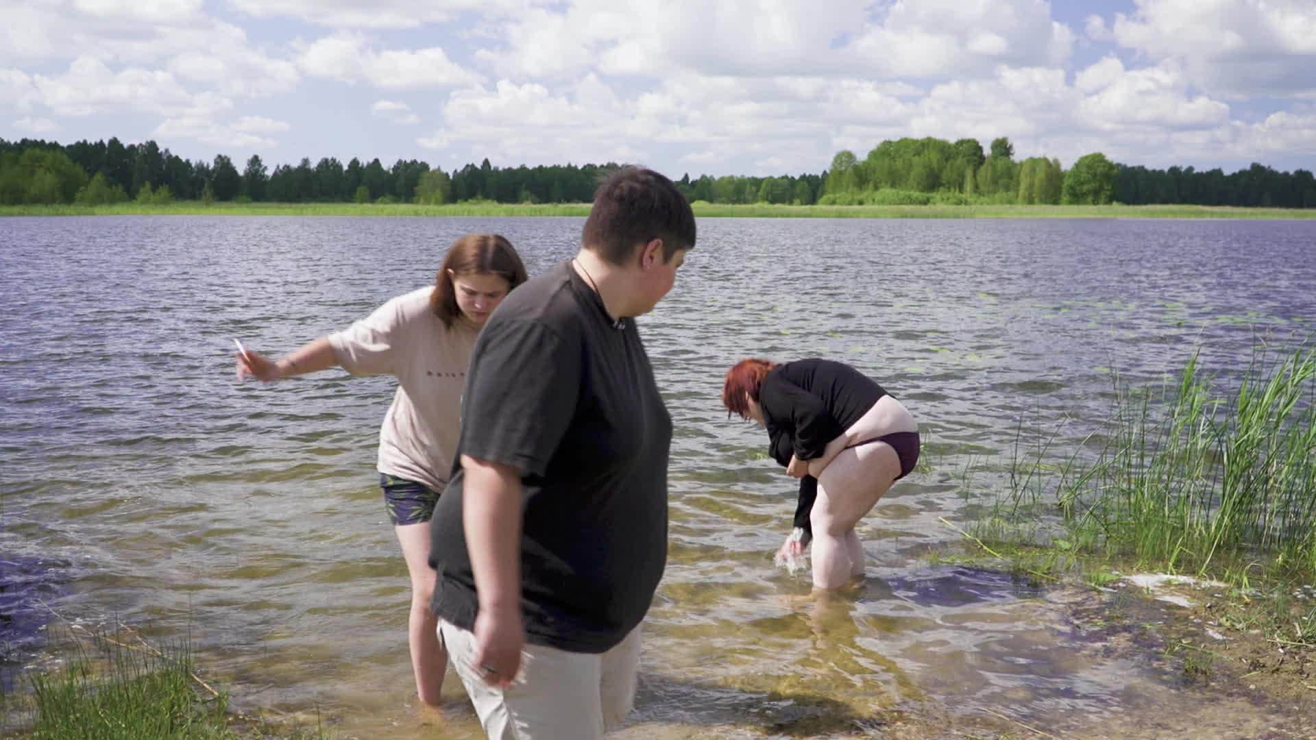 Caur ērkšķiem uz...