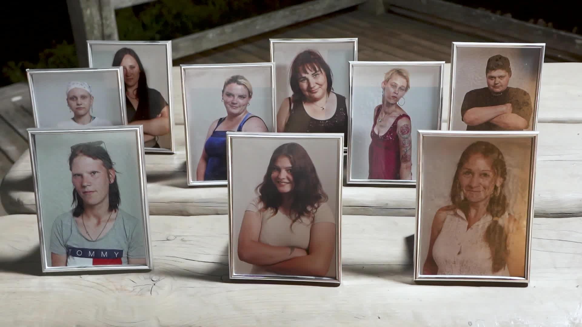 Caur ērkšķiem uz...