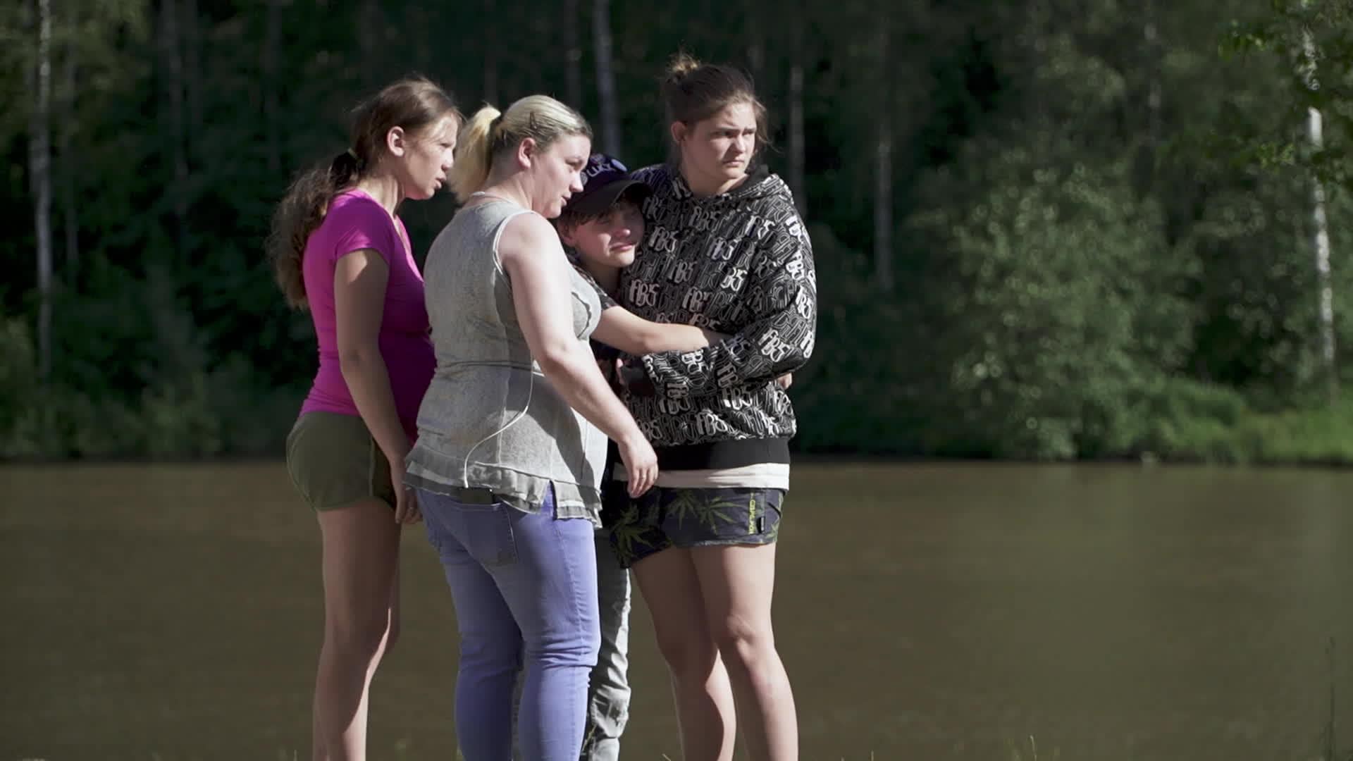 Caur ērkšķiem uz...