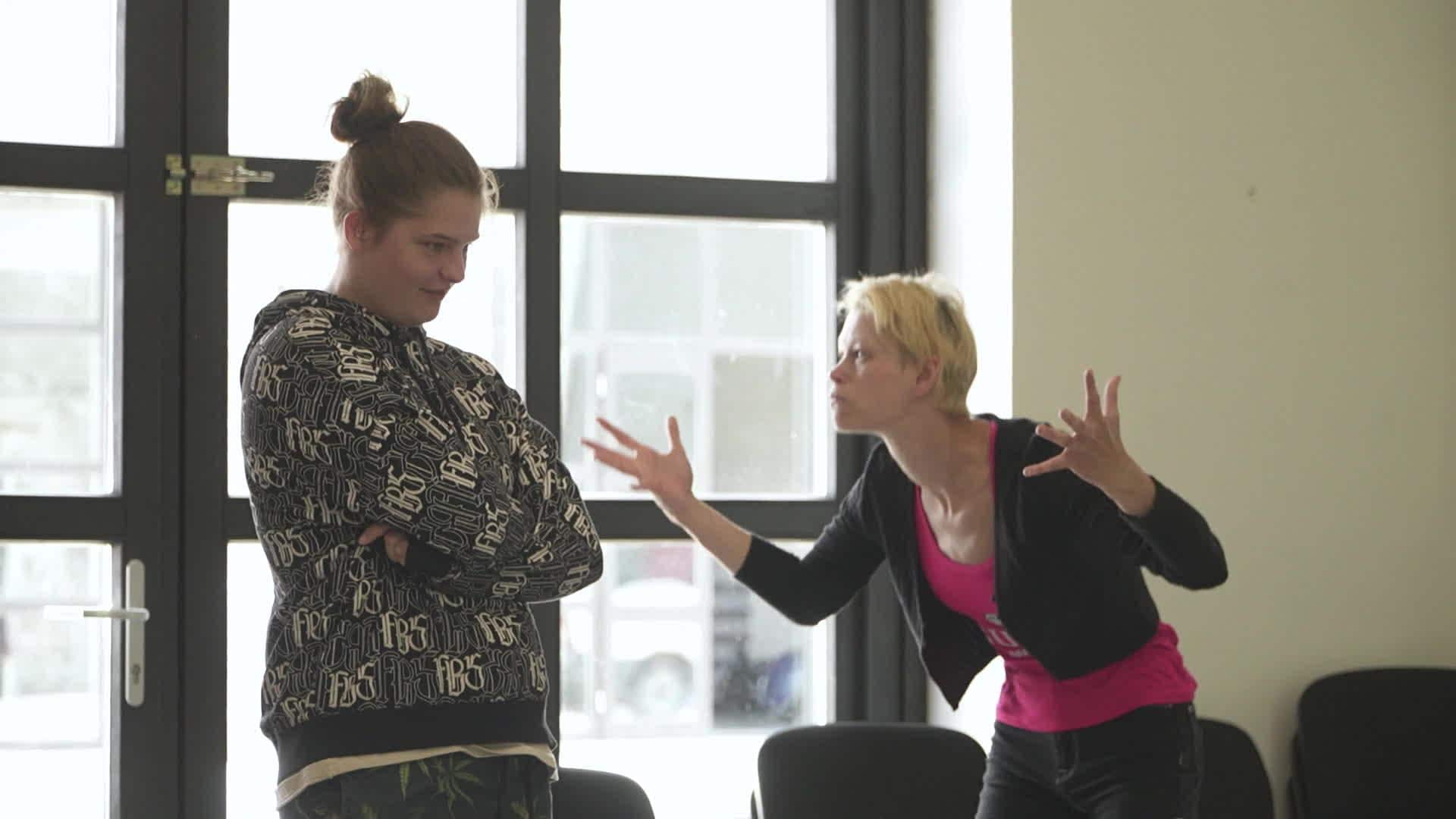 Caur ērkšķiem uz...