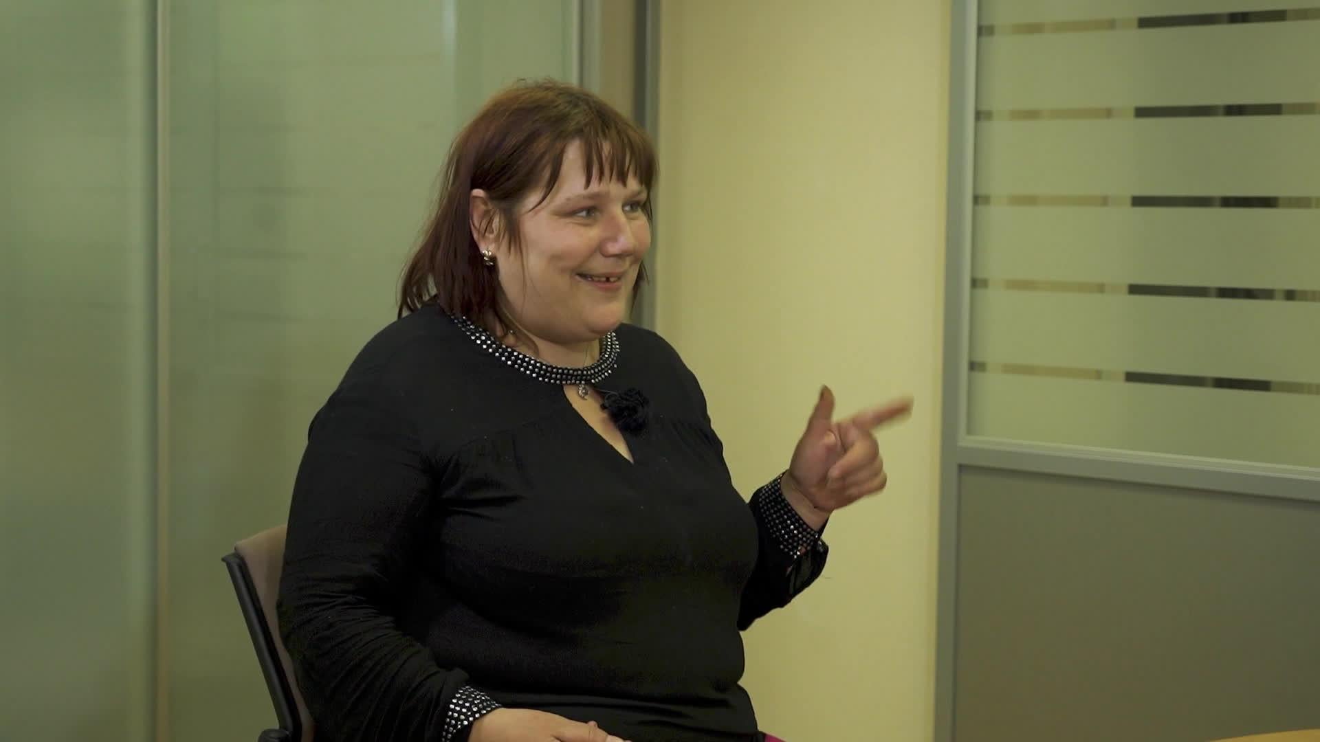 Caur ērkšķiem uz...