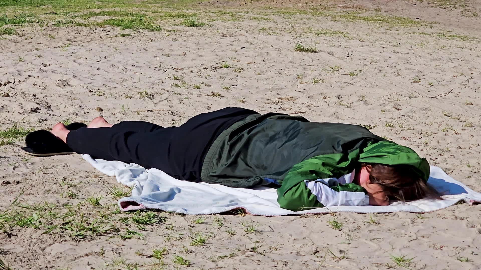 Caur ērkšķiem uz...