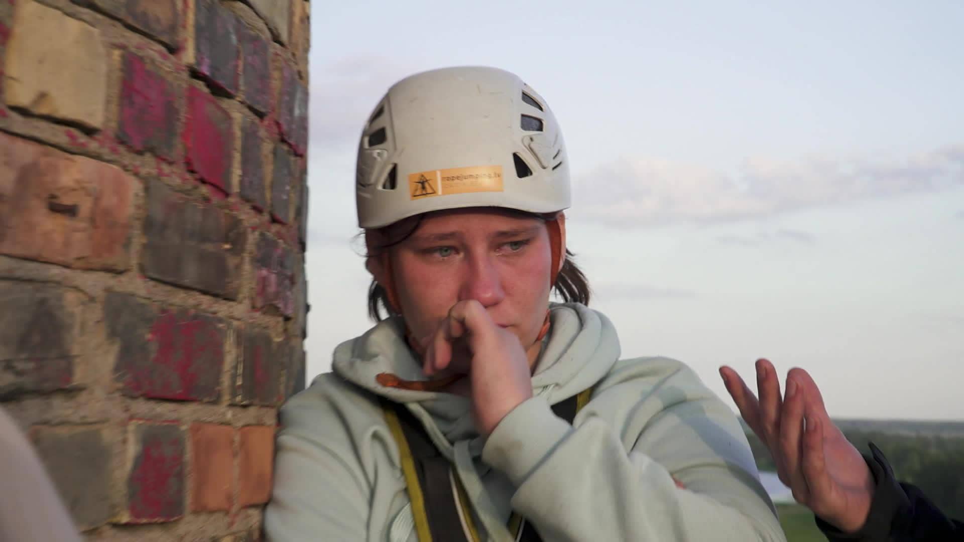 Caur ērkšķiem uz...