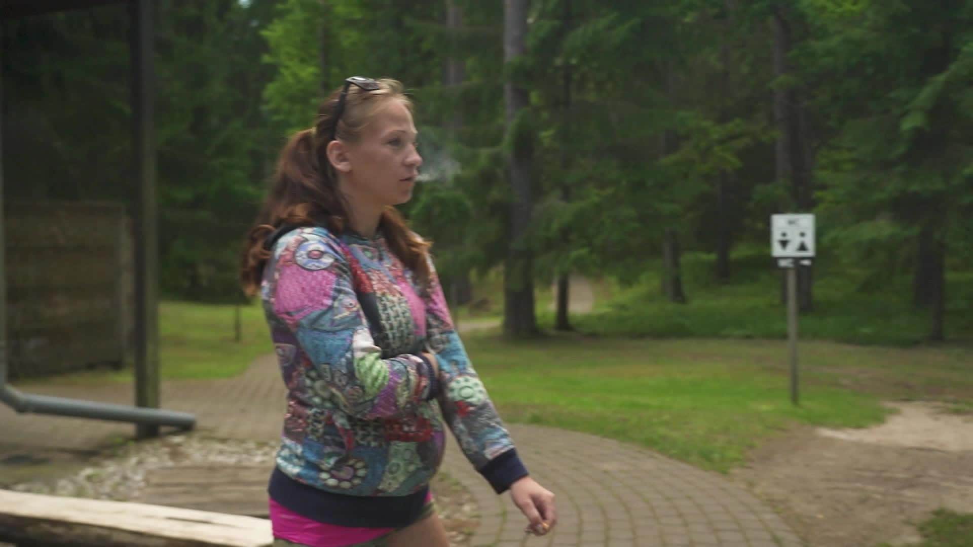 Caur ērkšķiem uz...