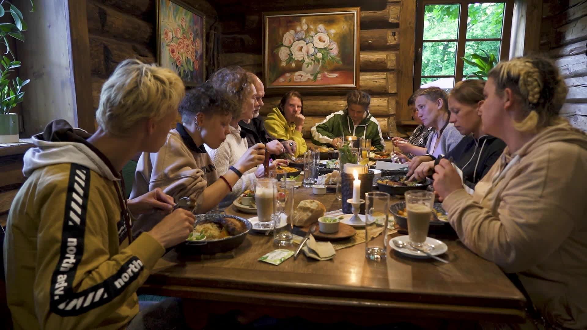 Caur ērkšķiem uz...