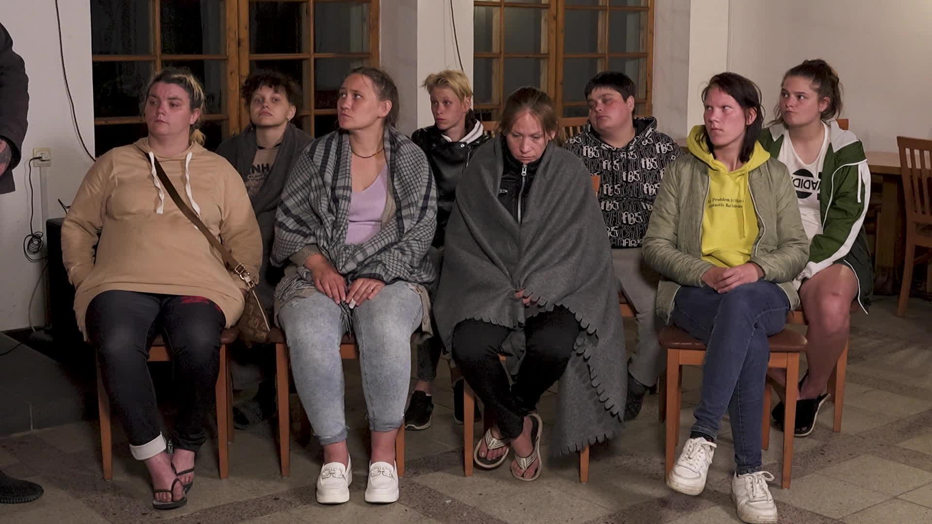 Caur ērkšķiem uz...