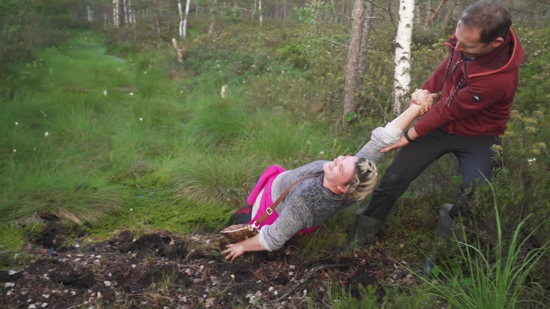 Caur ērkšķiem uz...