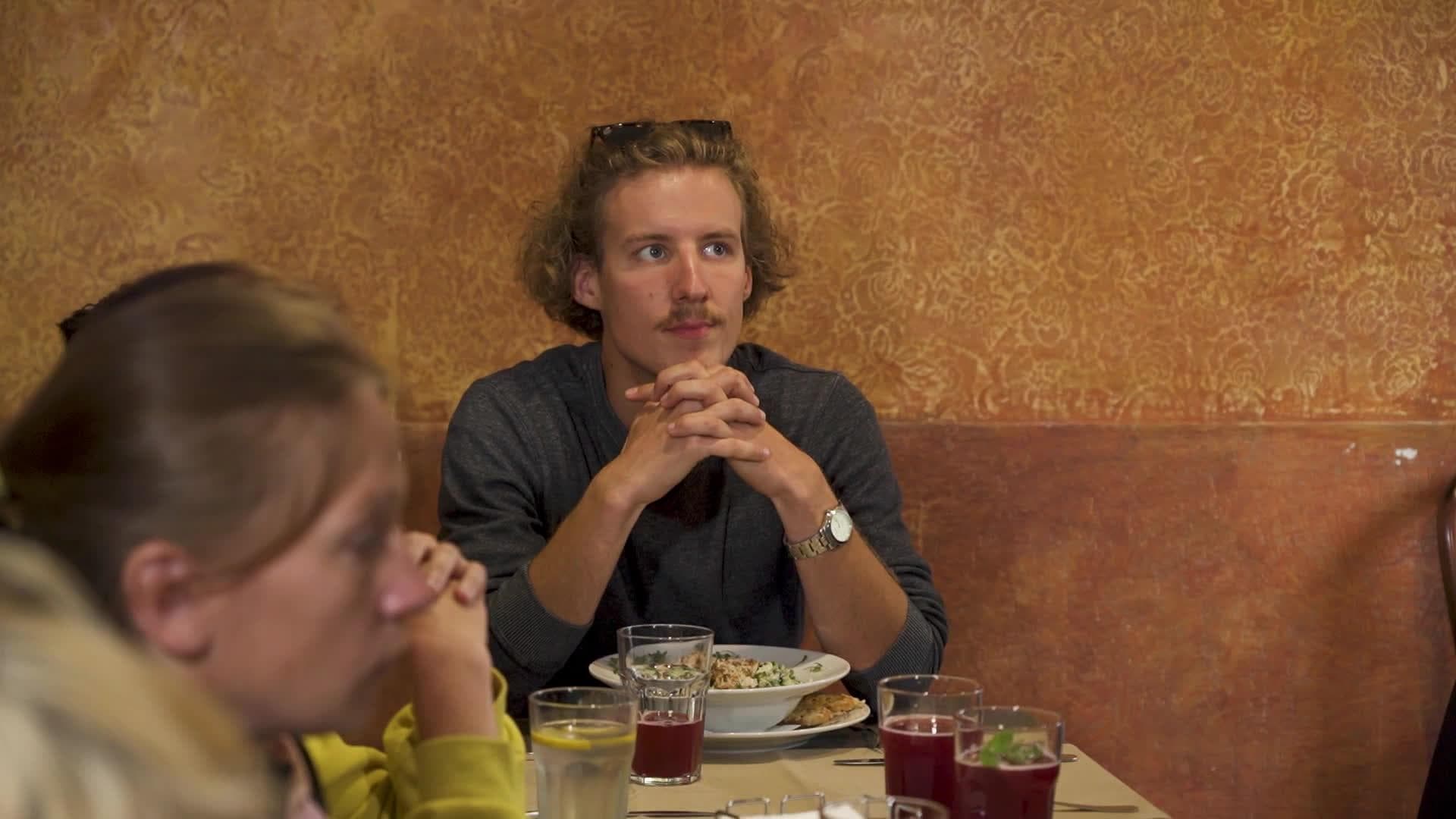 Caur ērkšķiem uz...