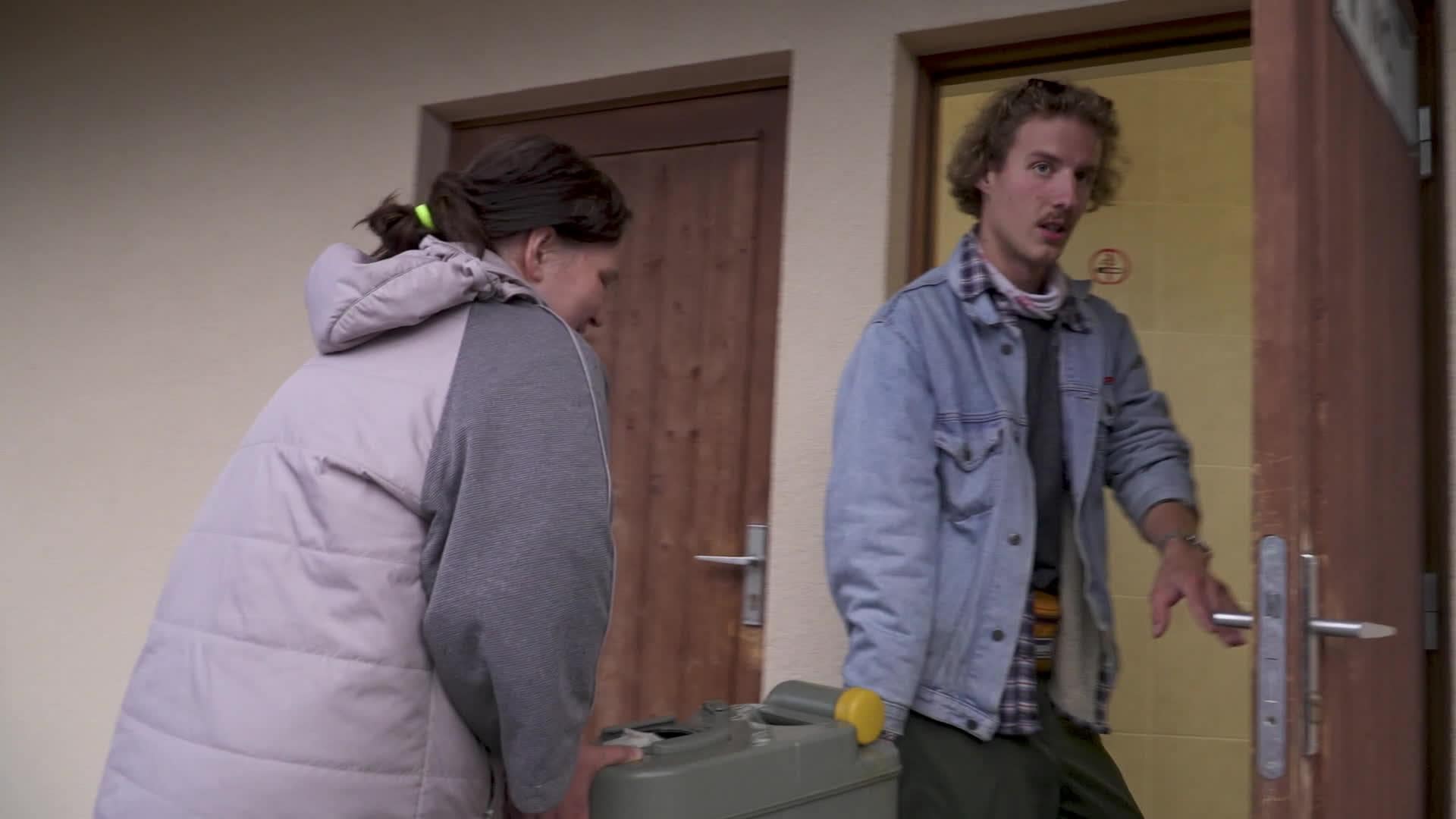 Caur ērkšķiem uz...