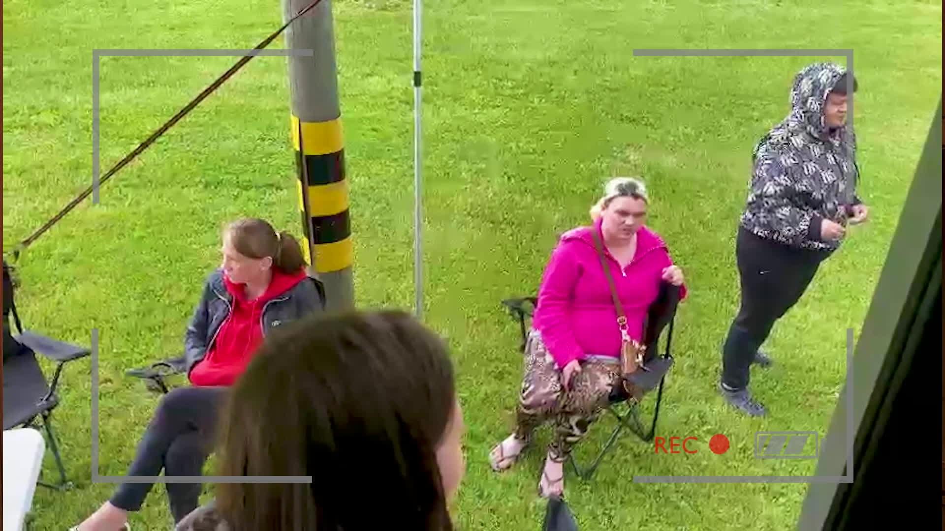 Caur ērkšķiem uz...