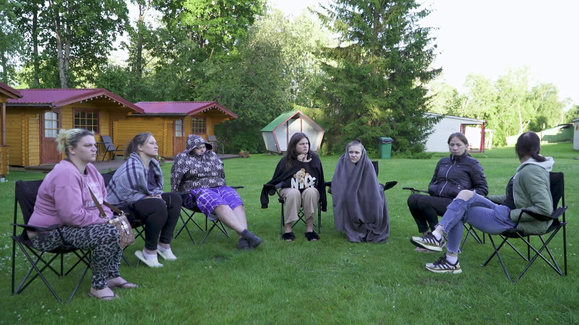 Caur ērkšķiem uz...