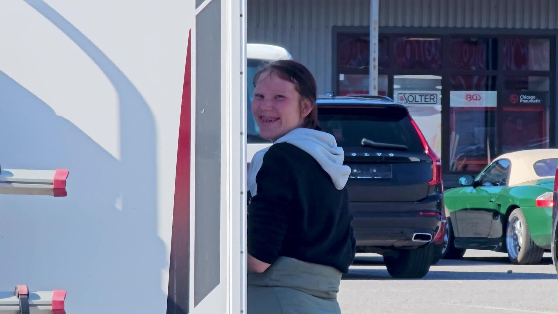 Caur ērkšķiem uz...