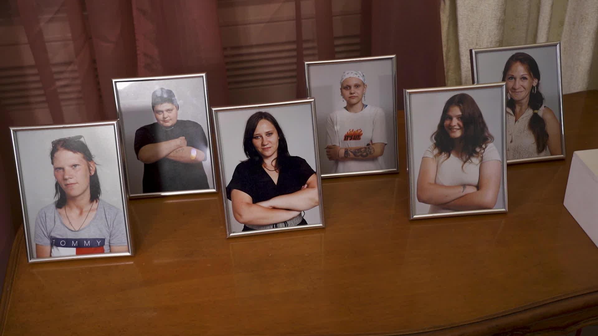 Caur ērkšķiem uz...