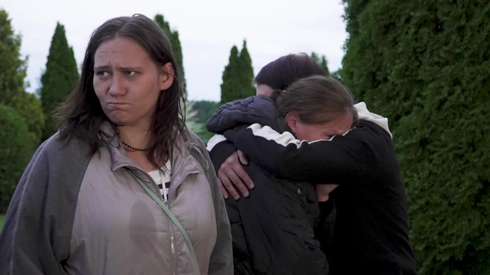 Caur ērkšķiem uz...