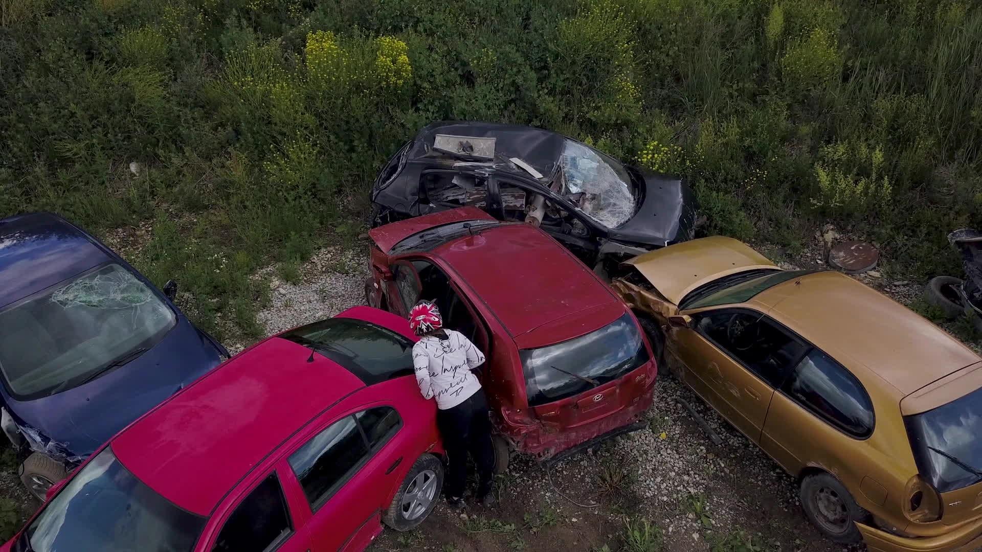 Caur ērkšķiem uz...