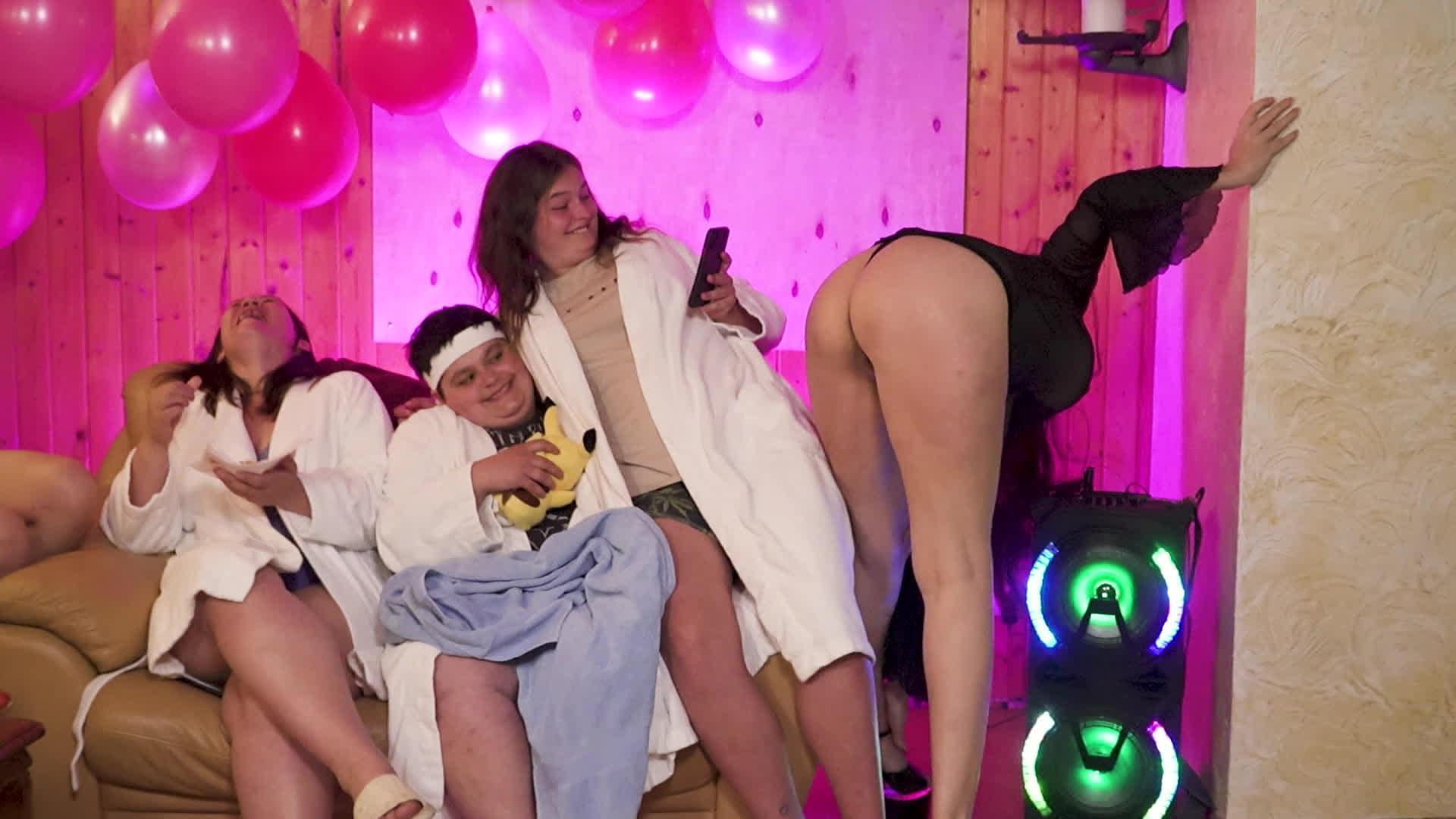 Caur ērkšķiem uz...