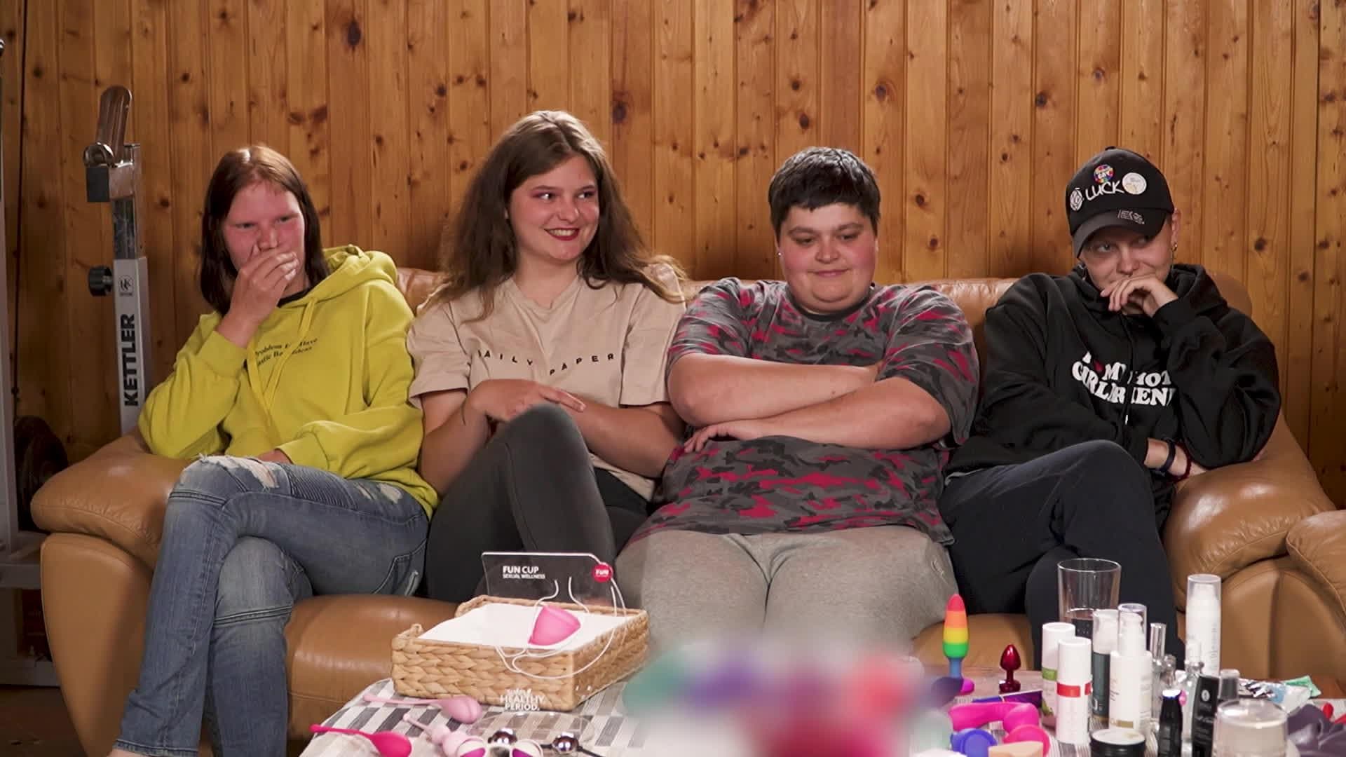 Caur ērkšķiem uz...