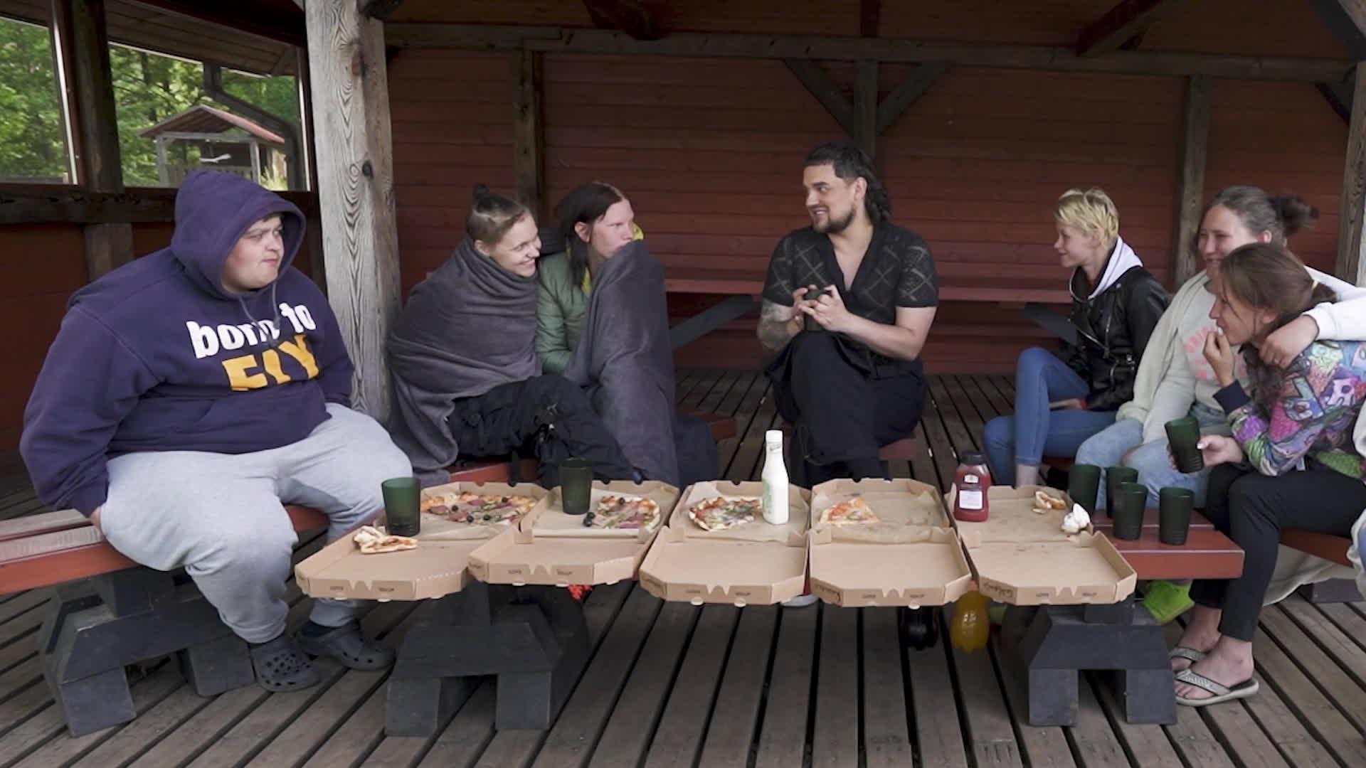 Caur ērkšķiem uz...