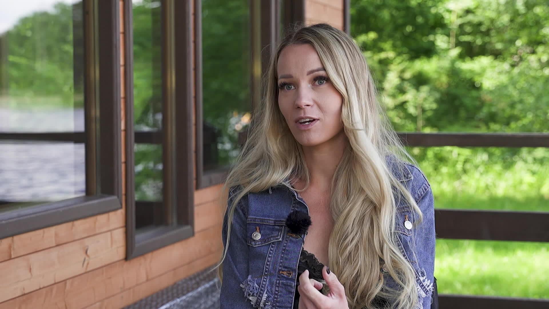 Caur ērkšķiem uz...