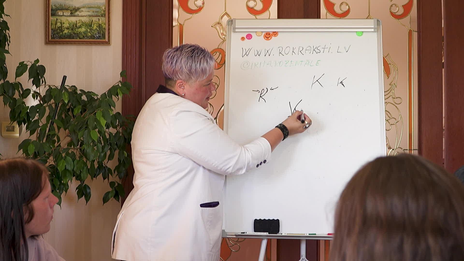 Caur ērkšķiem uz...