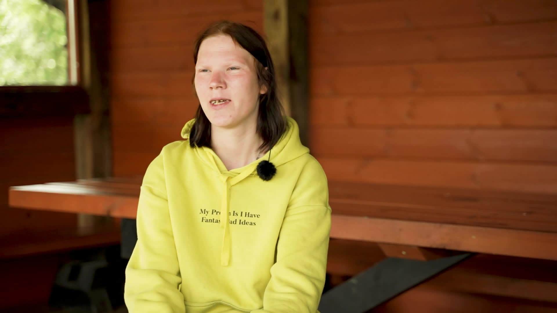 Caur ērkšķiem uz...