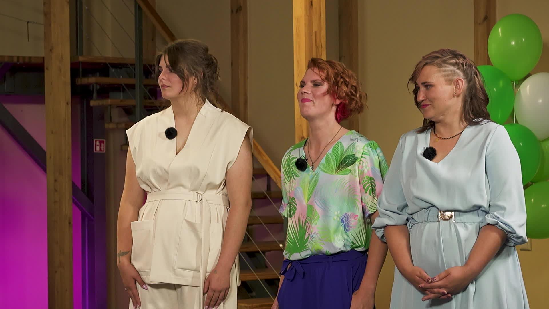 Caur ērkšķiem uz...