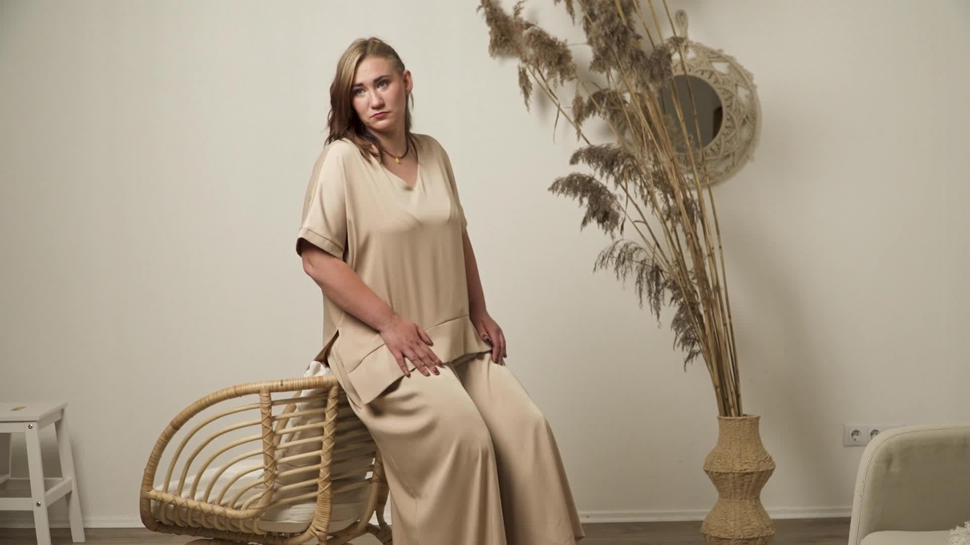 Caur ērkšķiem uz...