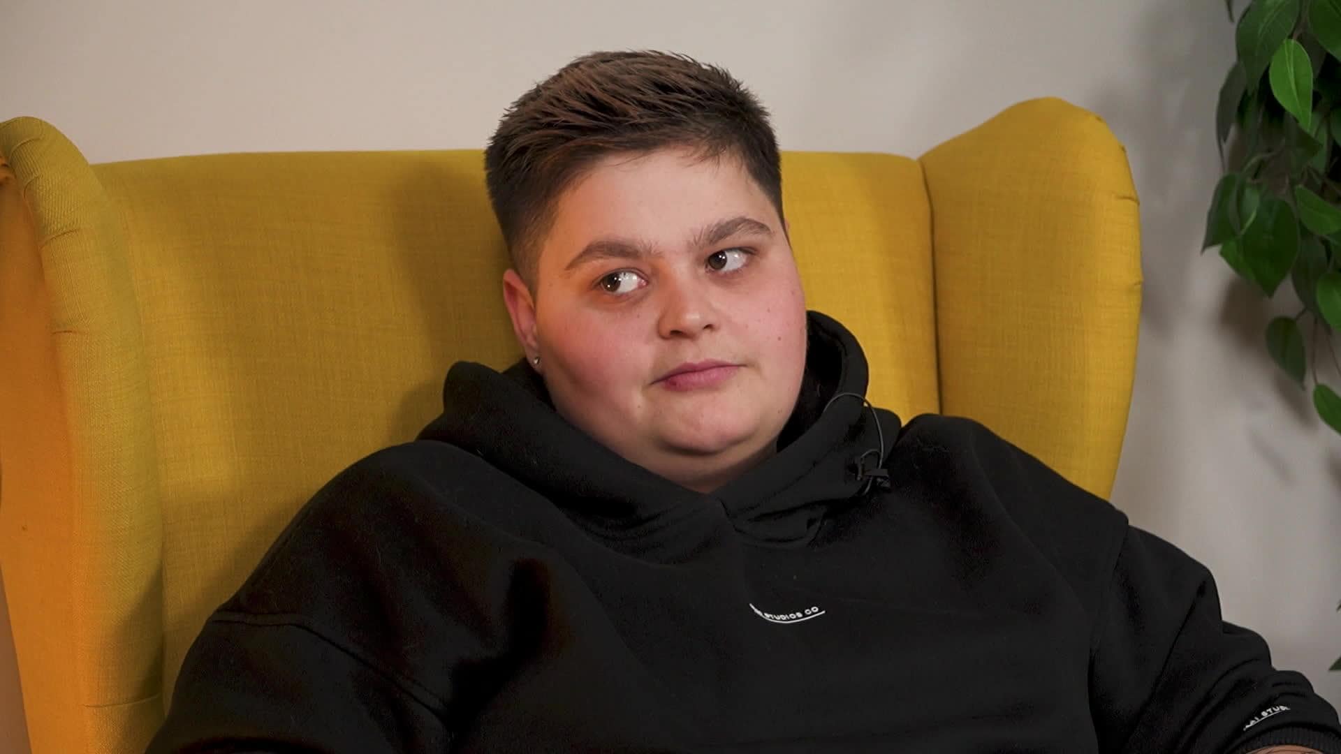 Caur ērkšķiem uz...