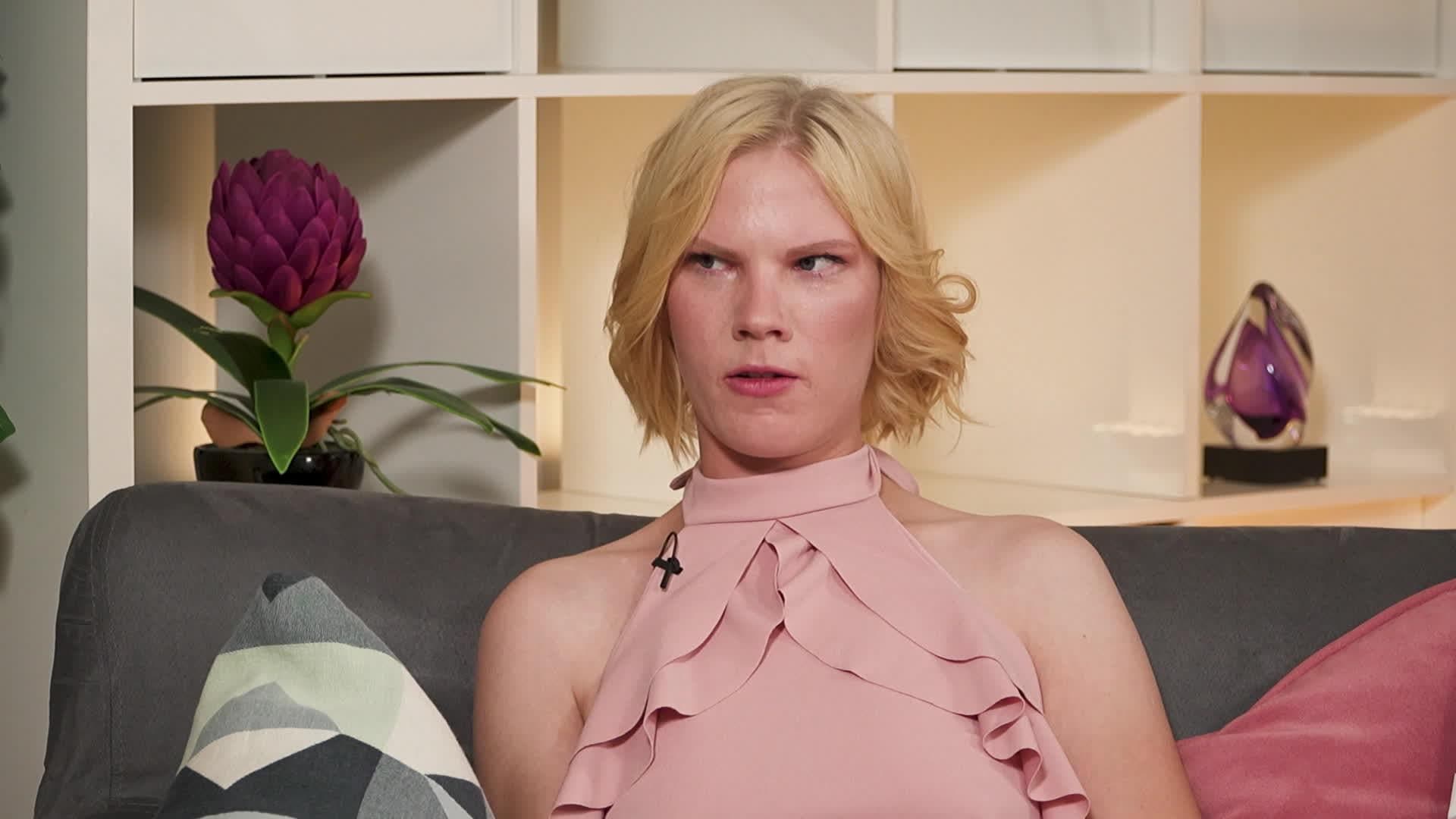 Caur ērkšķiem uz...