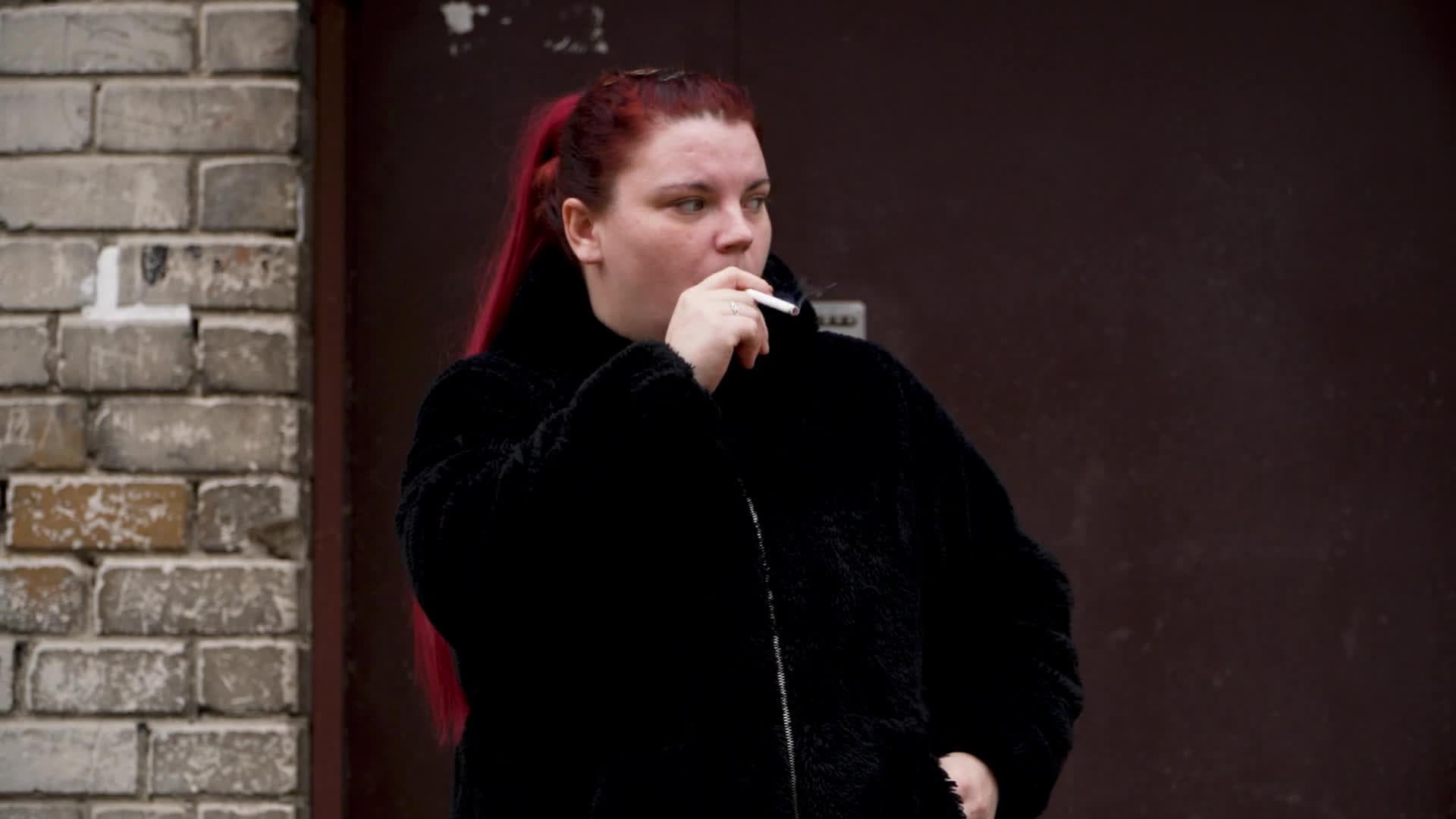 Caur ērkšķiem uz...