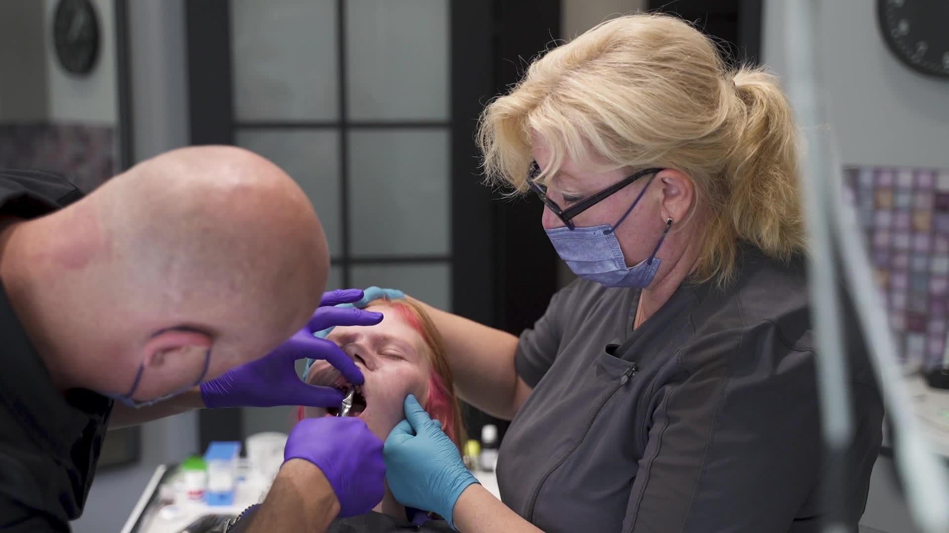 Caur ērkšķiem uz...