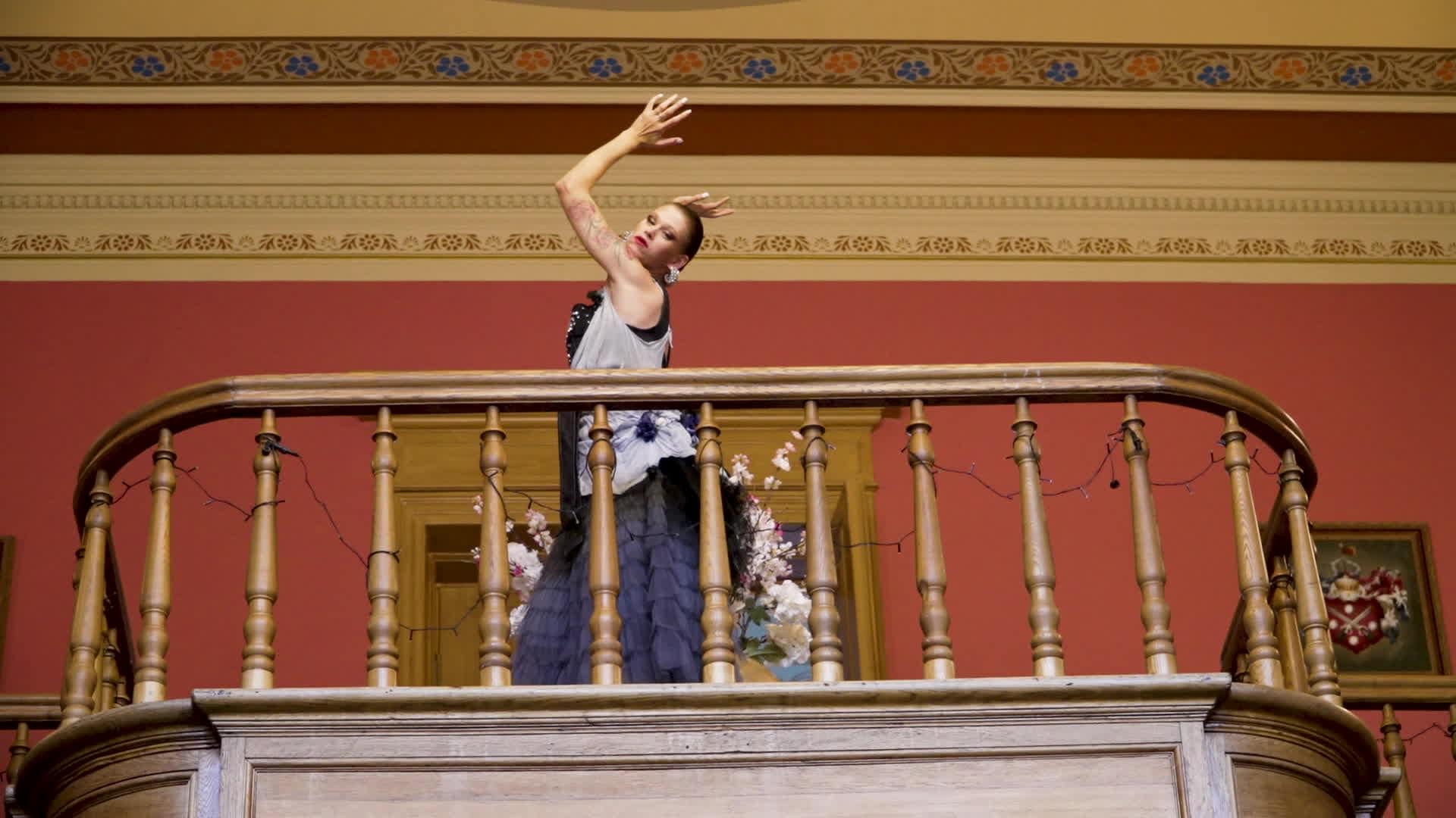 Caur ērkšķiem uz...