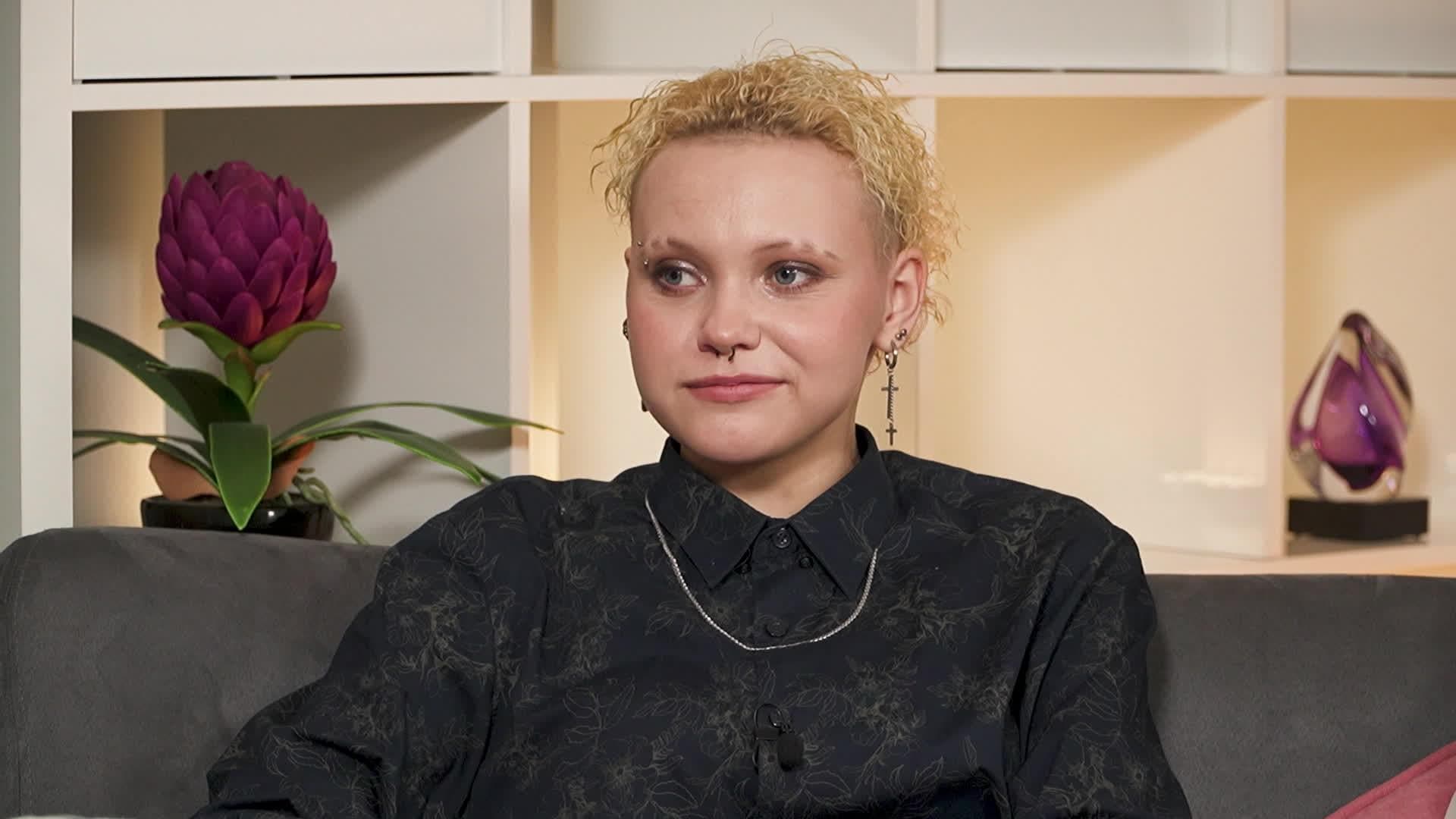 Caur ērkšķiem uz...