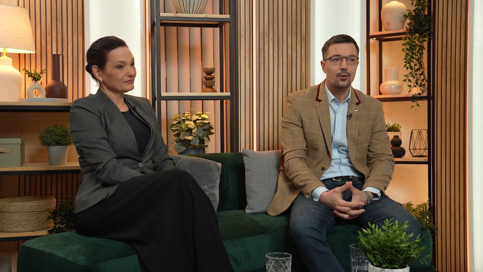 Aina studijā!
