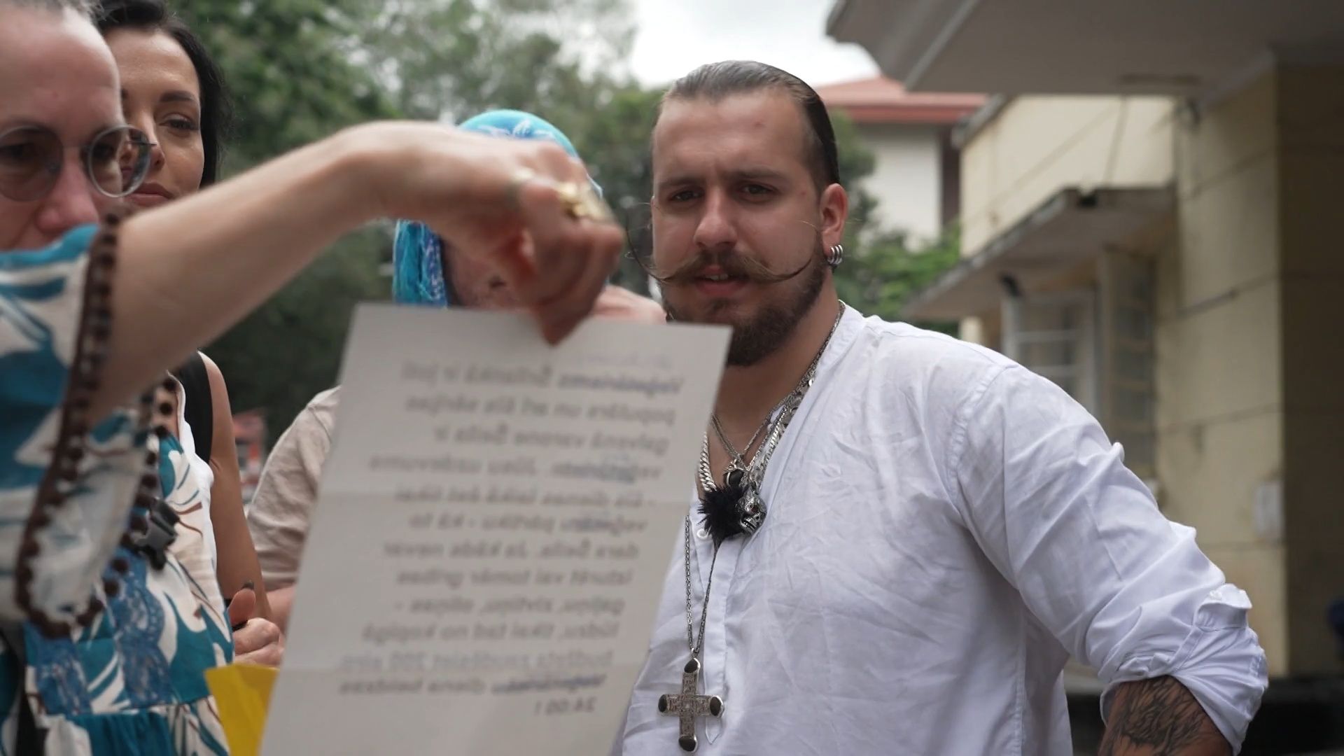 Četri uz koferiem