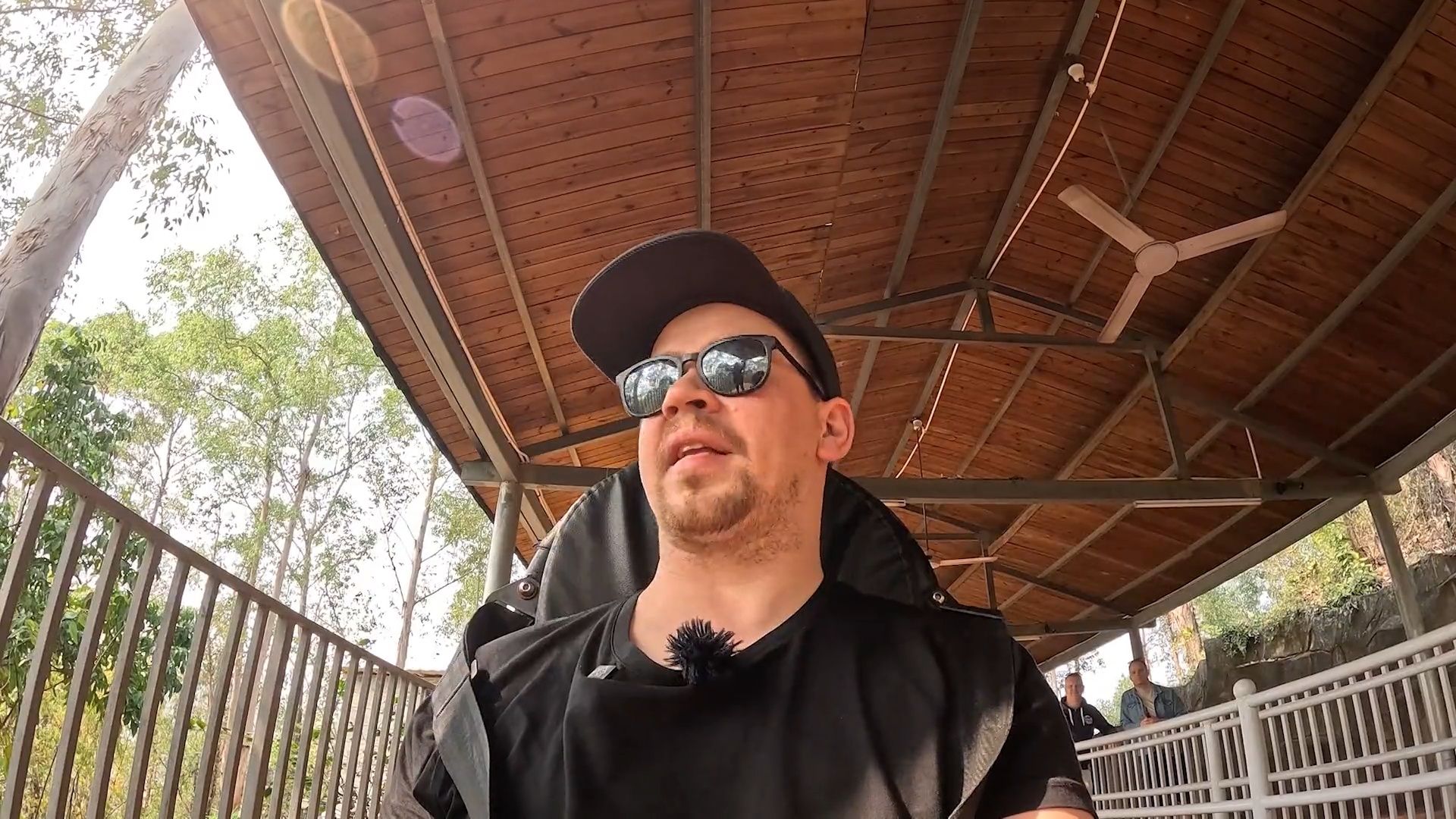Četri uz koferiem